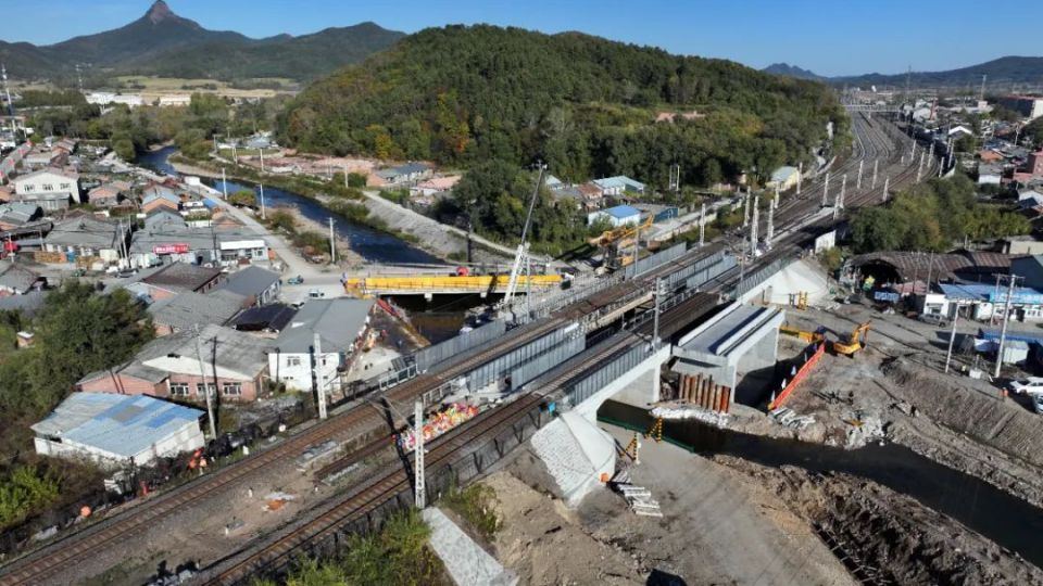 節(jié)日我在崗丨濱綏鐵路整改工程建設(shè)全力推進
